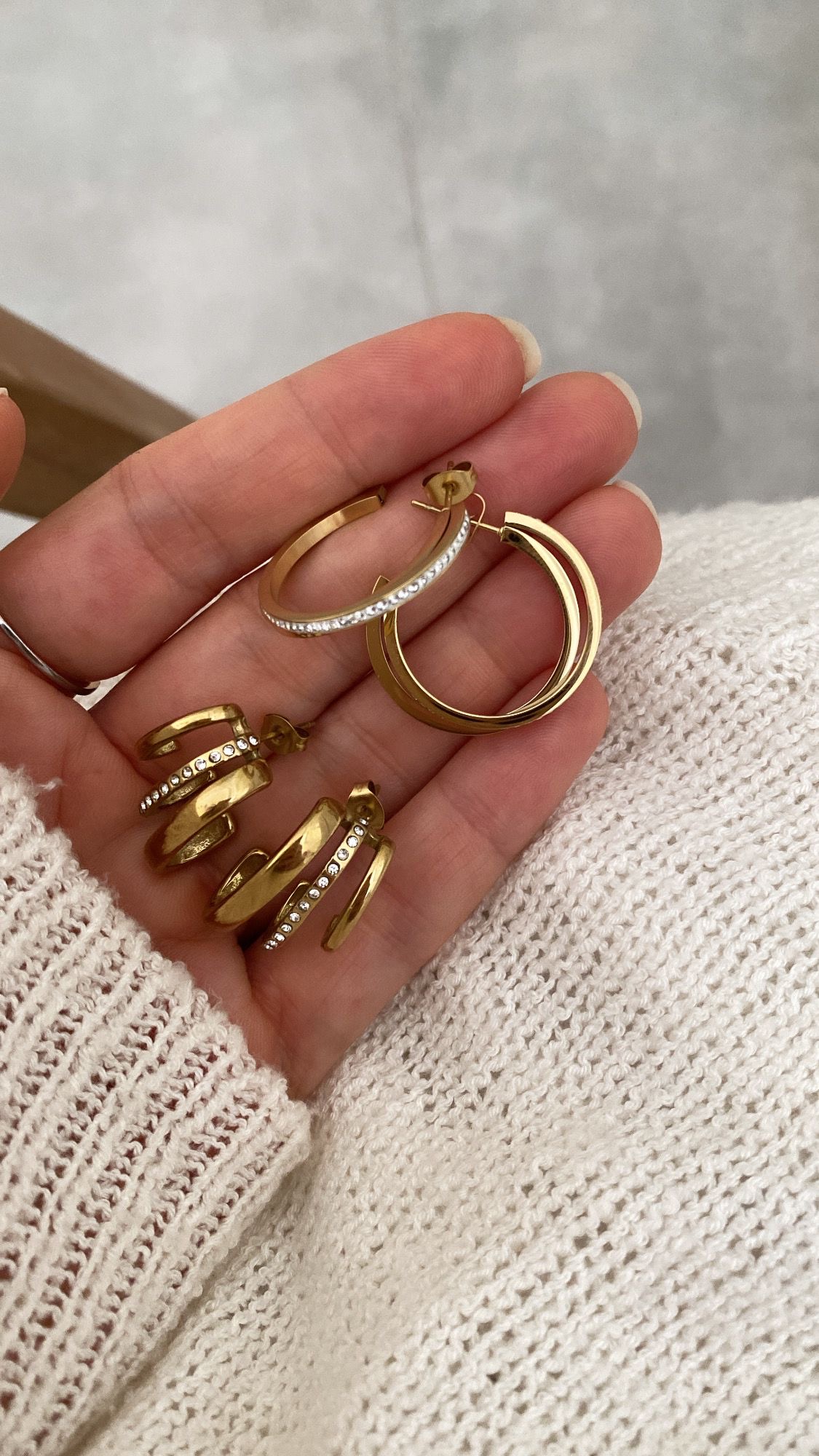 Halka Taşlı Model - Tasarım Üçlü Model Gold Çelik Küpeler i