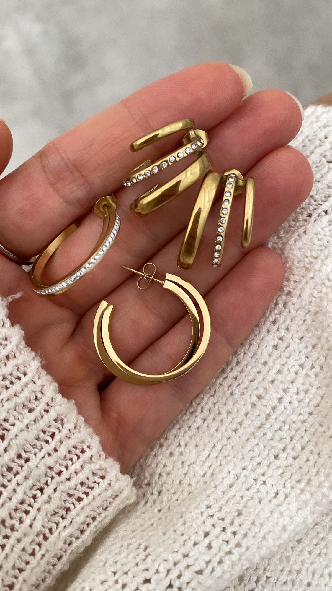 Halka Taşlı Model - Tasarım Üçlü Model Gold Çelik Küpeler i - Görsel 4